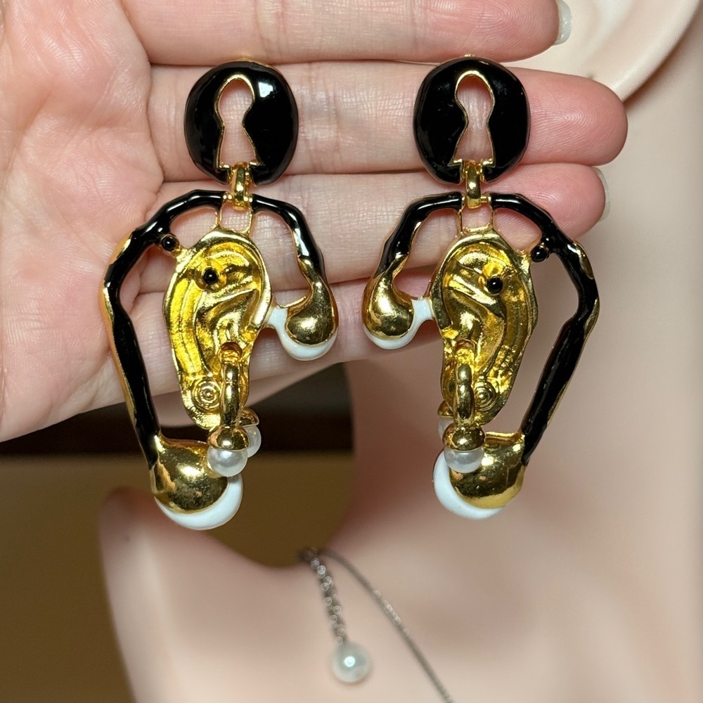 ⚜️ Elegant Gold and Black Earrings with Pearl Accents - Picture 11 of 12